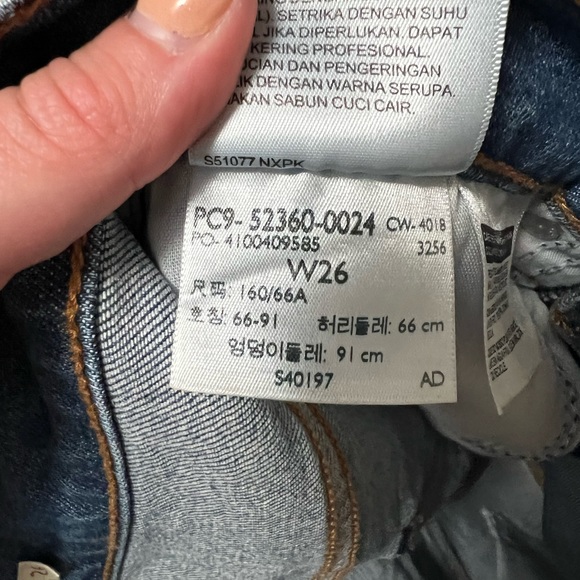 Levi’s Wedgie Short *make an offer* - Picture 6 of 8